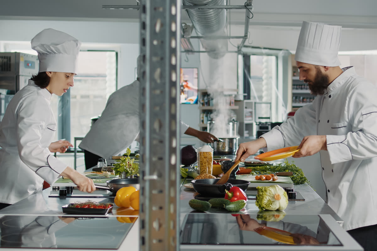 Profesyonel restoran mutfağında hijyen standartlarına uygun gıda hazırlığı — yaz sıcağında gıda güvenliği