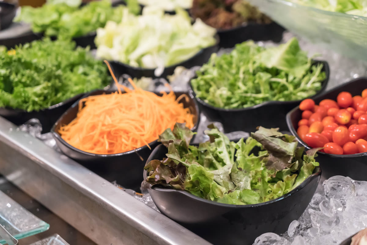 Catering salata barında buz üzerinde sunulan taze mevsim sebzeleri